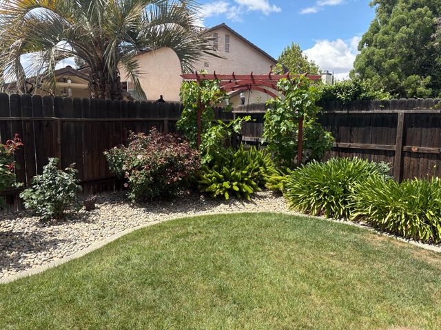 8263 N Mcdonald Avenue, Fresno, CA 93720
