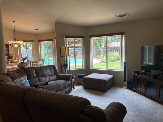 8263 N Mcdonald Avenue, Fresno, CA 93720