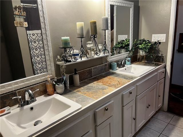 936 S Maxwell, Siloam Springs, AR 72761