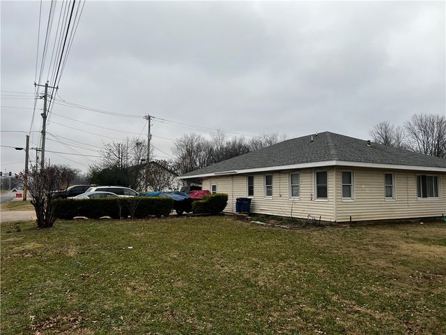 936 S Maxwell, Siloam Springs, AR 72761