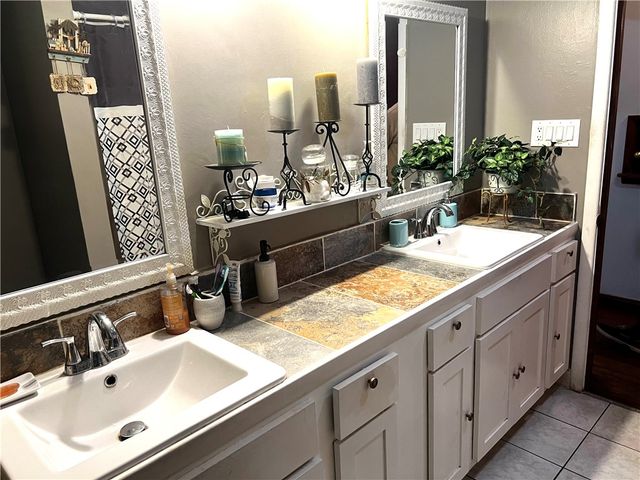 936 S Maxwell, Siloam Springs, AR 72761