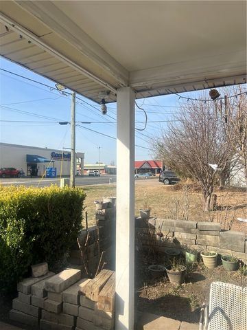 936 S Maxwell, Siloam Springs, AR 72761