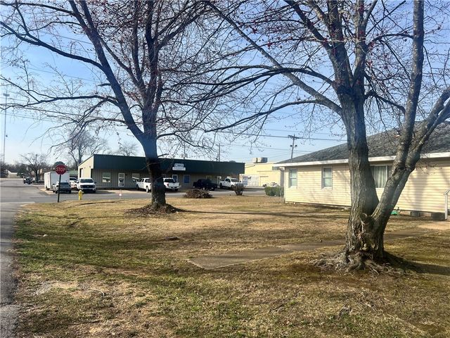 936 S Maxwell, Siloam Springs, AR 72761