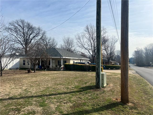 936 S Maxwell, Siloam Springs, AR 72761