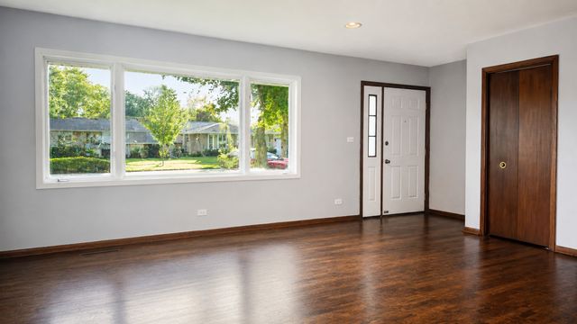 2125 Plainfield Drive, Des Plaines, IL 60018