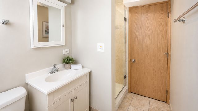 2125 Plainfield Drive, Des Plaines, IL 60018