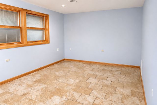 2125 Plainfield Drive, Des Plaines, IL 60018