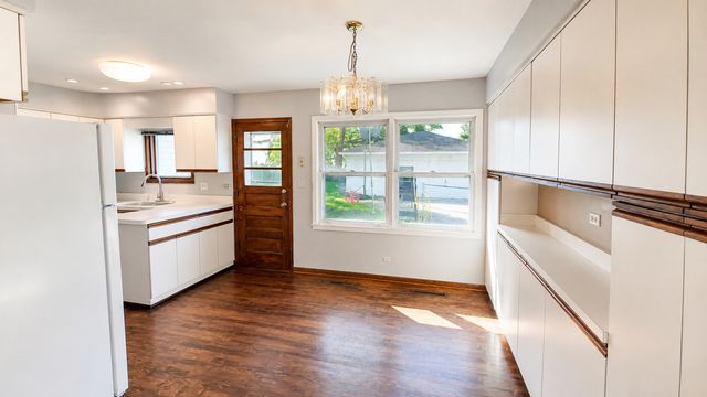 2125 Plainfield Drive, Des Plaines, IL 60018