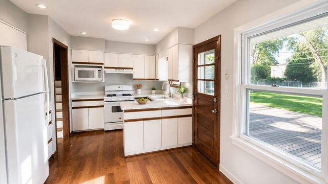 2125 Plainfield Drive, Des Plaines, IL 60018