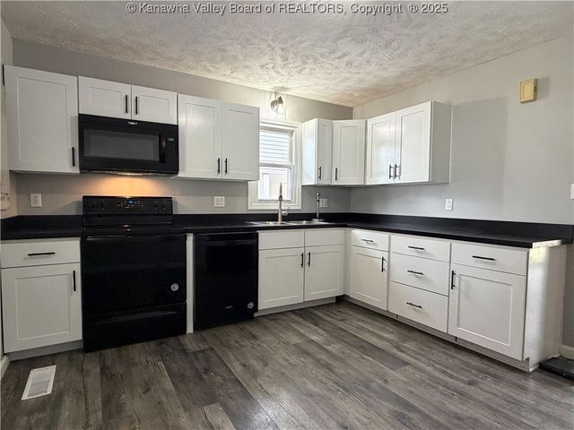 205 Sun Valley Drive, St Albans, WV 25177