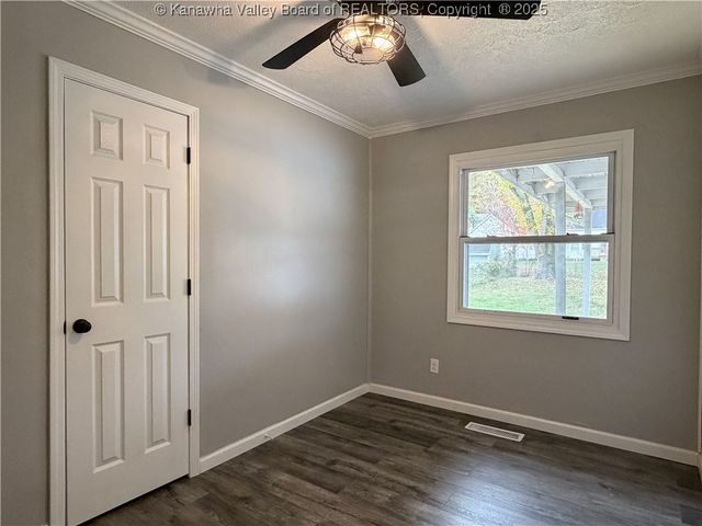 205 Sun Valley Drive, St Albans, WV 25177