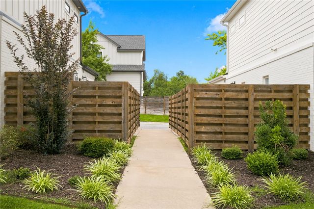 105 NW Ozark Way, Bentonville, AR 72712