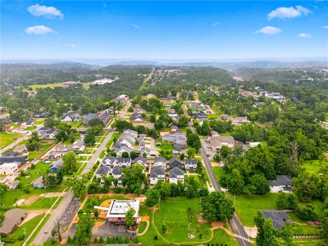 105 NW Ozark Way, Bentonville, AR 72712