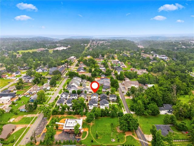 105 NW Ozark Way, Bentonville, AR 72712