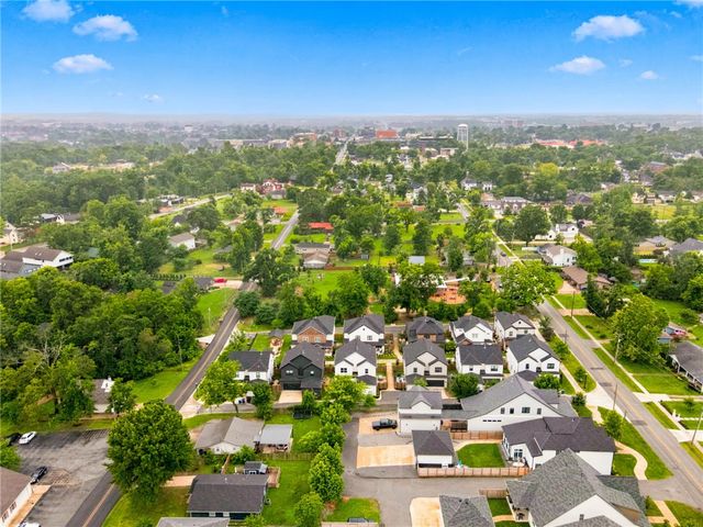 105 NW Ozark Way, Bentonville, AR 72712