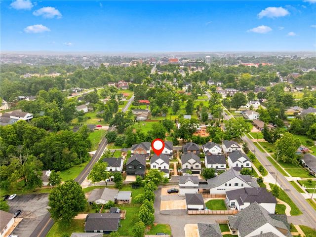 105 NW Ozark Way, Bentonville, AR 72712
