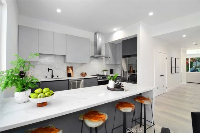 20100 Hatteras Street, Woodland Hills, CA 91367