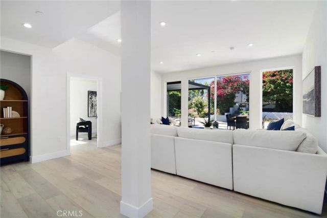 20100 Hatteras Street, Woodland Hills, CA 91367
