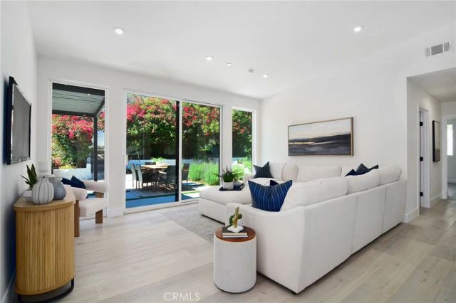 20100 Hatteras Street, Woodland Hills, CA 91367