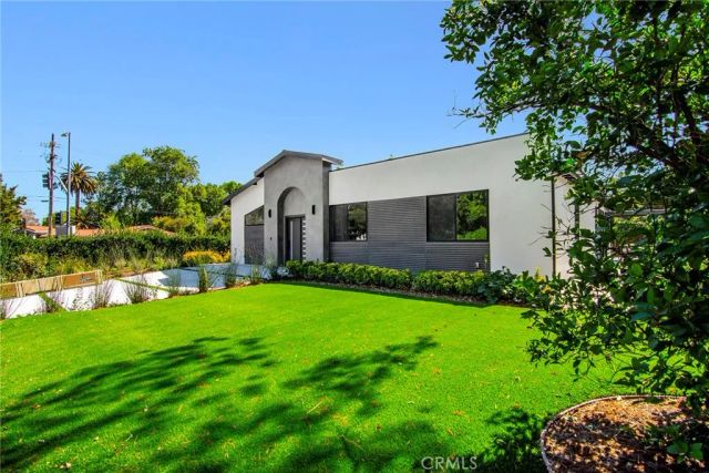 20100 Hatteras Street, Woodland Hills, CA 91367