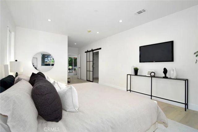 20100 Hatteras Street, Woodland Hills, CA 91367