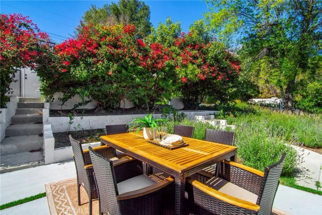 20100 Hatteras Street, Woodland Hills, CA 91367