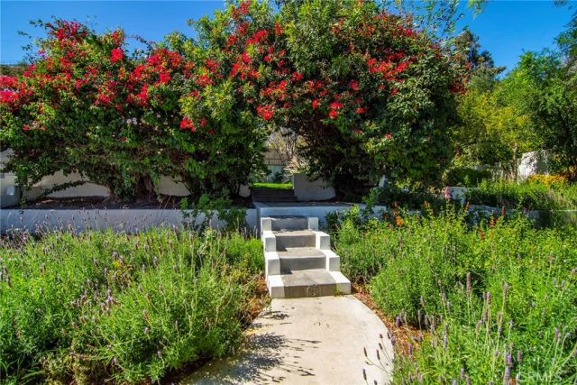 20100 Hatteras Street, Woodland Hills, CA 91367