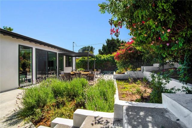20100 Hatteras Street, Woodland Hills, CA 91367