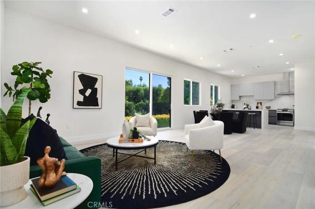 20100 Hatteras Street, Woodland Hills, CA 91367