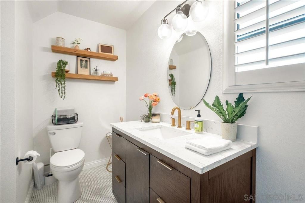 Image 11 of property listing at 2828 Famosa Blvd 305, San Diego, CA 92107