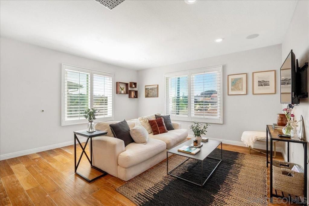 Image 2 of property listing at 2828 Famosa Blvd 305, San Diego, CA 92107