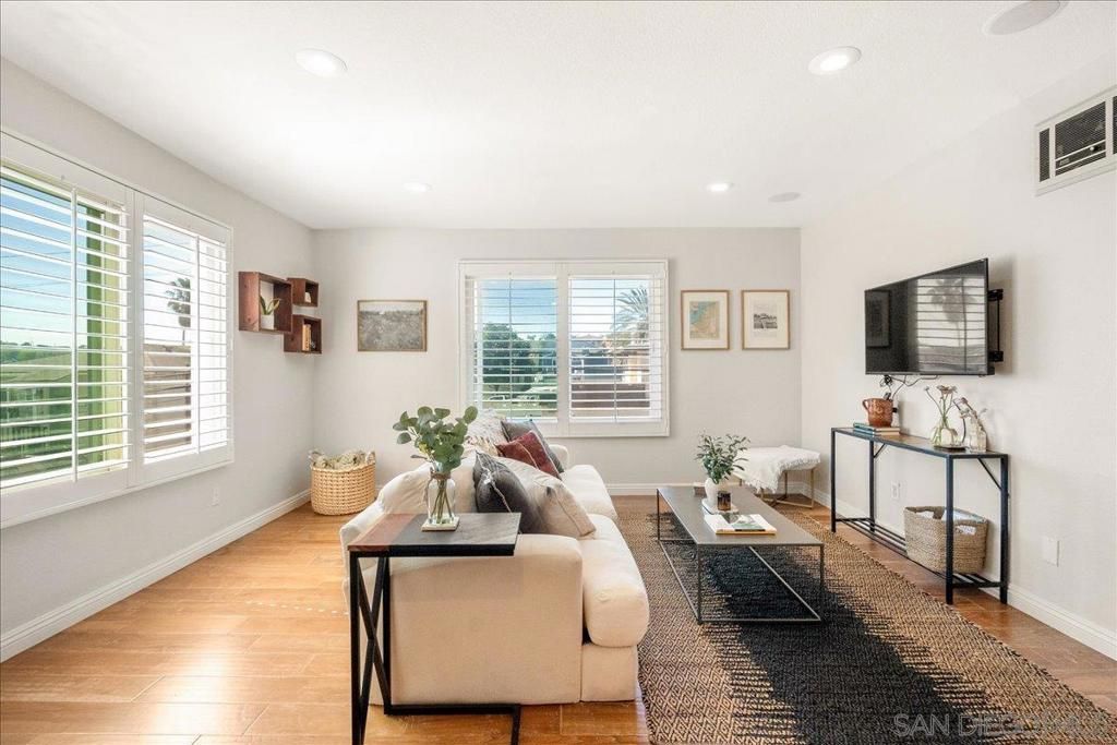 Image 3 of property listing at 2828 Famosa Blvd 305, San Diego, CA 92107