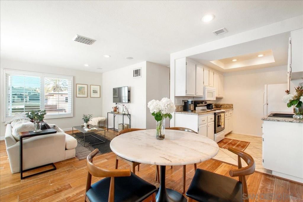 Image 9 of property listing at 2828 Famosa Blvd 305, San Diego, CA 92107