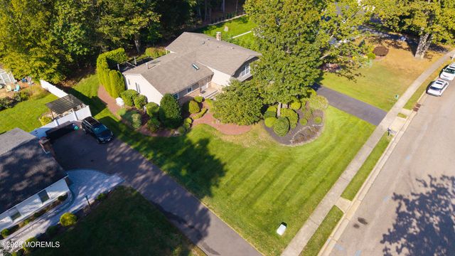 8 Manor Drive, Manalapan, NJ 07726