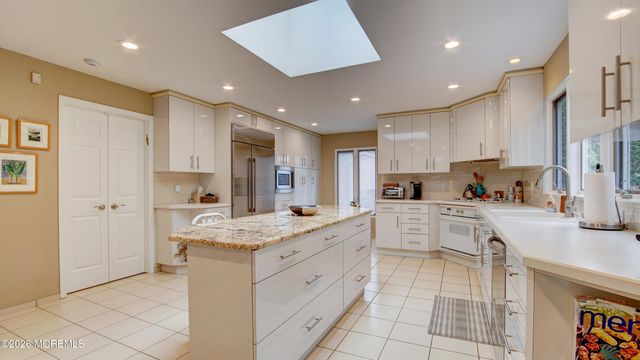 8 Manor Drive, Manalapan, NJ 07726