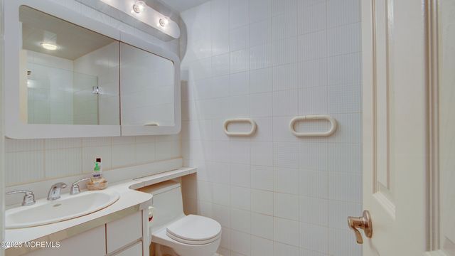 8 Manor Drive, Manalapan, NJ 07726