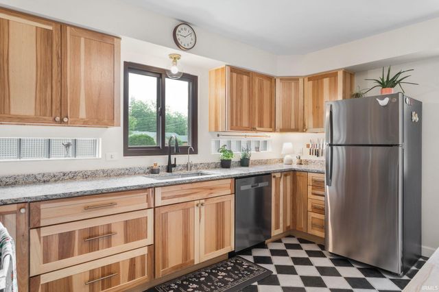 721 N COQUILLARD Drive, South Bend, IN 46617