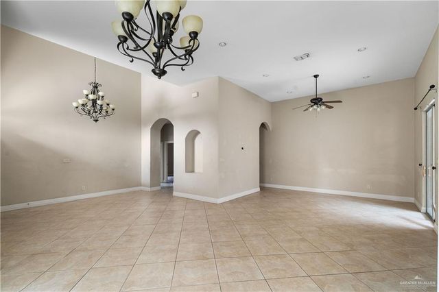 2215 Grapefruit Avenue, Mission, TX 78572