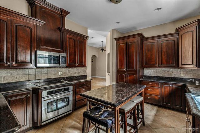 2215 Grapefruit Avenue, Mission, TX 78572