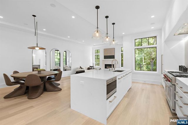 2 Stone Bridge Court, Demarest, NJ 07627