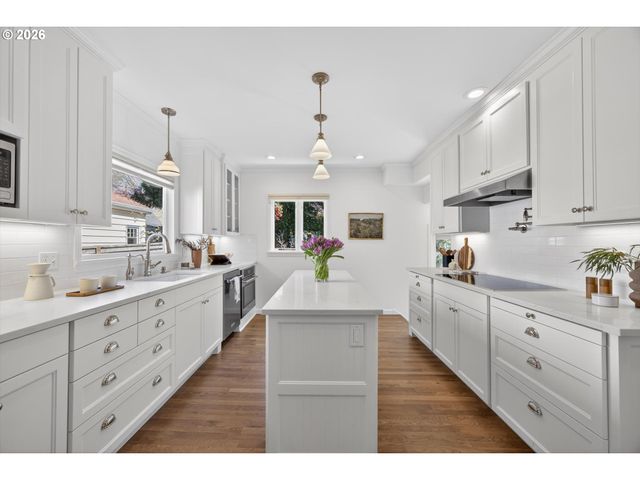 6834 Se REED COLLEGE Pl, Portland, OR 97202