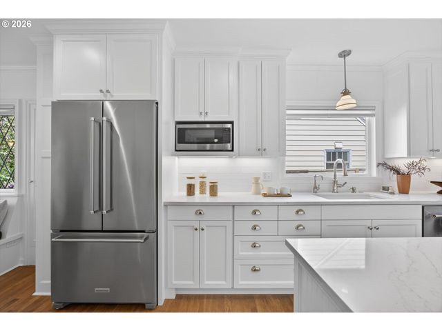 6834 Se REED COLLEGE Pl, Portland, OR 97202