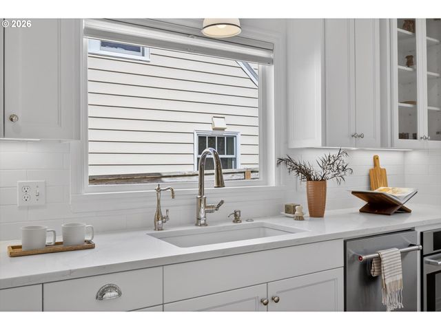 6834 Se REED COLLEGE Pl, Portland, OR 97202