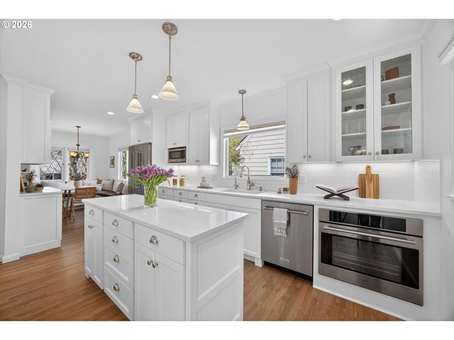 6834 Se REED COLLEGE Pl, Portland, OR 97202