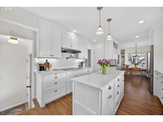 6834 Se REED COLLEGE Pl, Portland, OR 97202