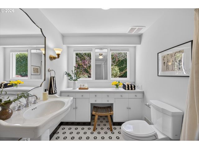 6834 Se REED COLLEGE Pl, Portland, OR 97202