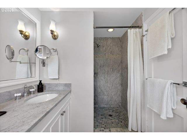 6834 Se REED COLLEGE Pl, Portland, OR 97202