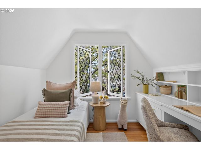 6834 Se REED COLLEGE Pl, Portland, OR 97202