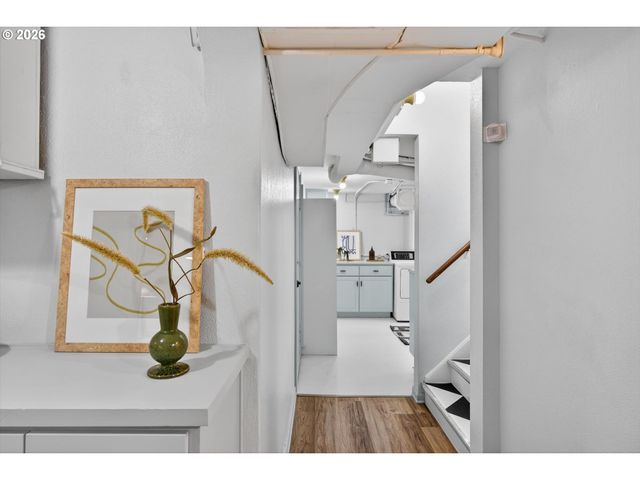 6834 Se REED COLLEGE Pl, Portland, OR 97202