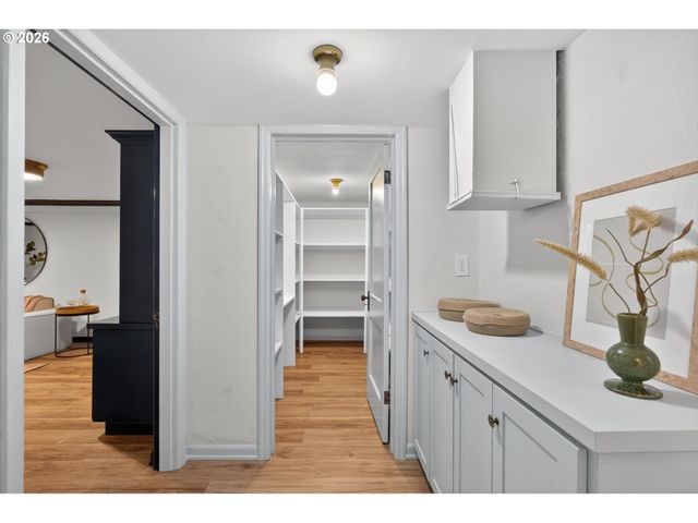 6834 Se REED COLLEGE Pl, Portland, OR 97202